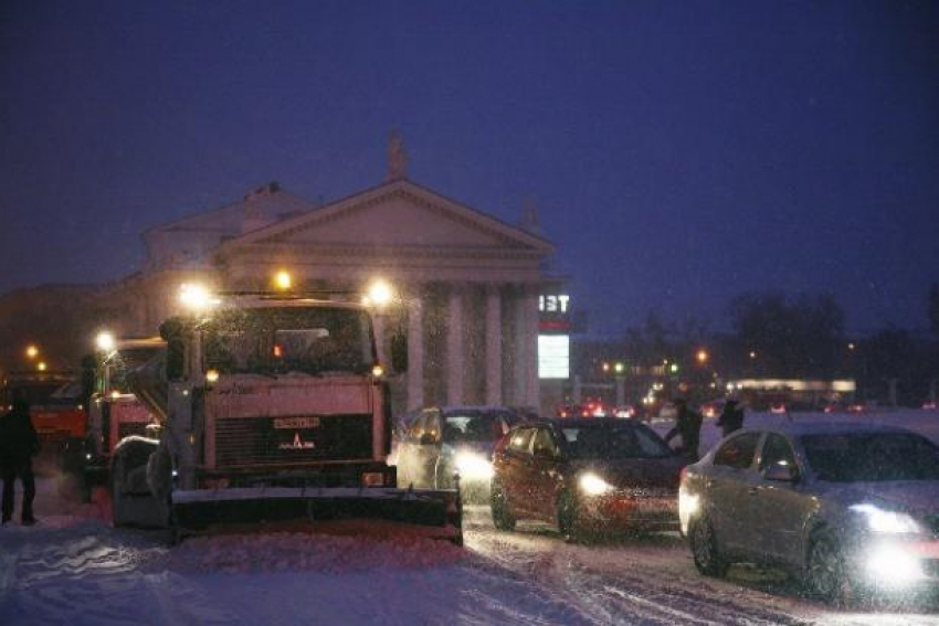 На дороги Волгограда за ночь высыпали почти 300 тонн песка