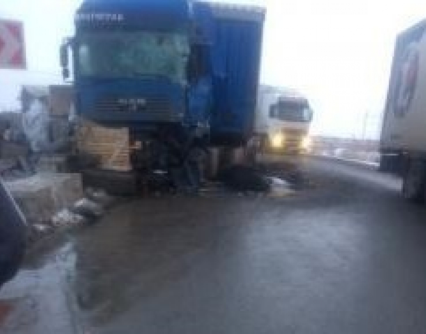 Под Волгоградом столкнулись лоб в лоб две фуры