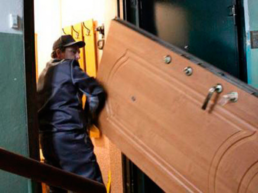 Злоумышленники сняли дверь с квартиры волгоградки для сдачи на металлолом