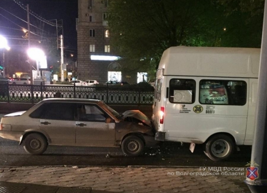 В центре Волгограда ВАЗ-21099 протаранил маршрутку №36