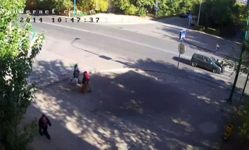 В Волжском иномарка сбила бабушку и ее внука на пешеходном переходе