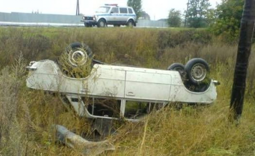 Под Волгоградом перевернулась «копейка»: пострадали 3 подростков