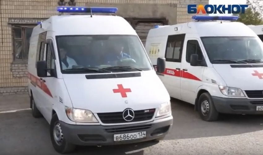 Renault задел бордюр и вылетел в кювет на трассе в Волгоградской области: две 15-летних девочки в больнице