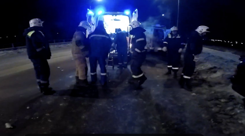 Эпицентр страшного ДТП с распплющеным о столб ВАЗ показал спасатель из Волгограда  