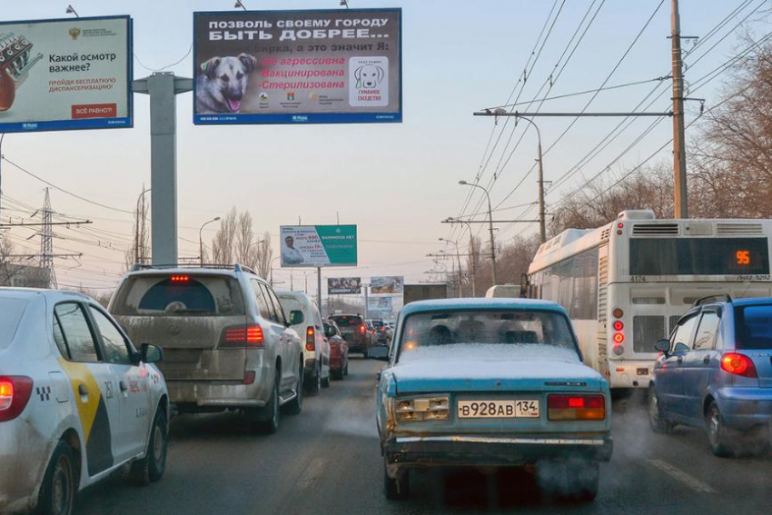 Водитель автобуса №55 в сильный туман врезался в грузовик в Волгограде: пострадал пассажир