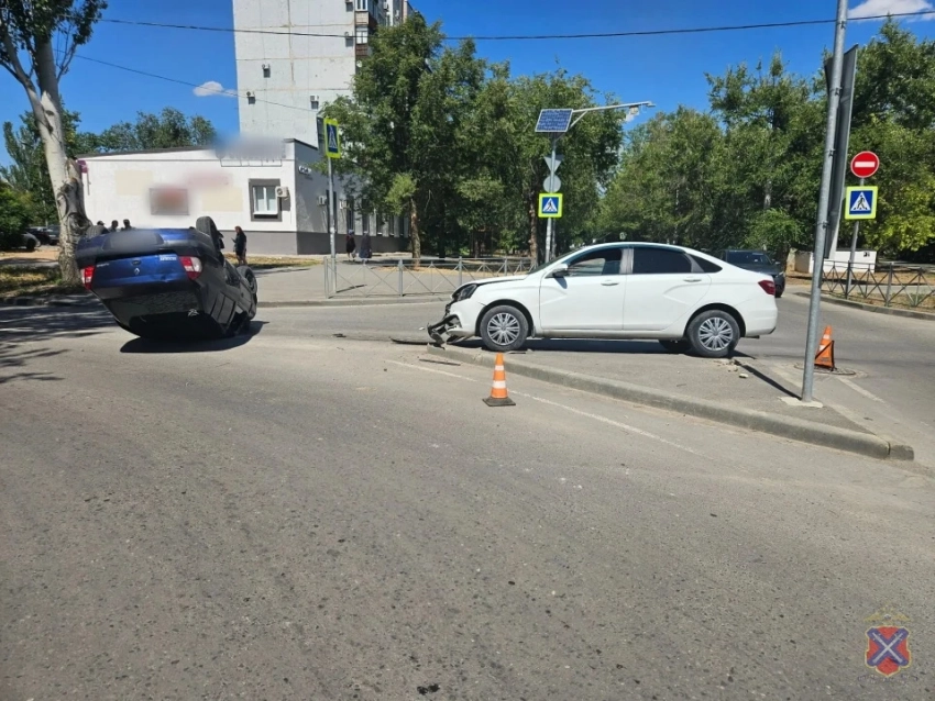 Пенсионер на «Ладе» на скорости снес Renault под Волгоградом —  видео