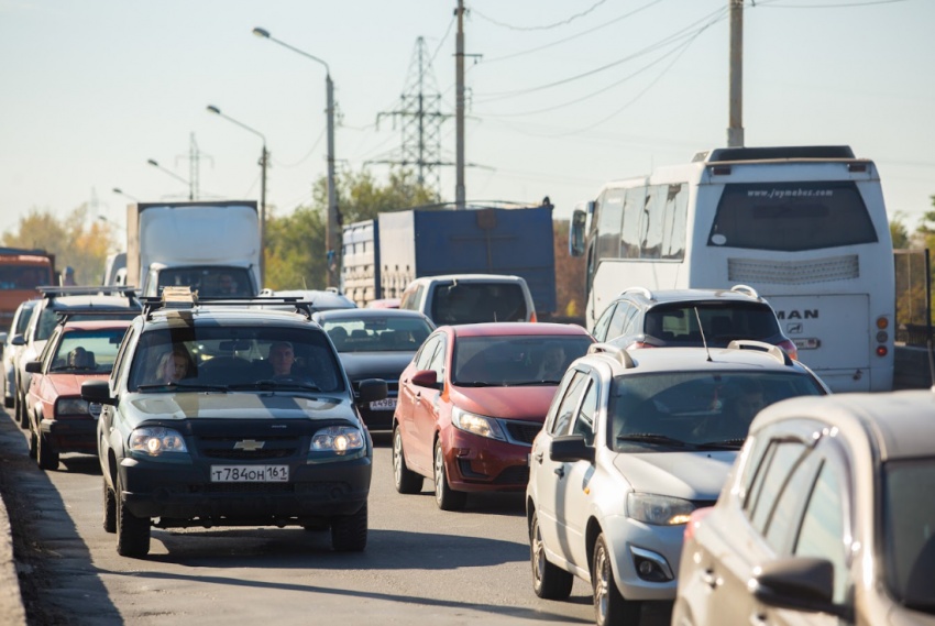 Пятикилометровые пробки собрались на выезде из Волгограда