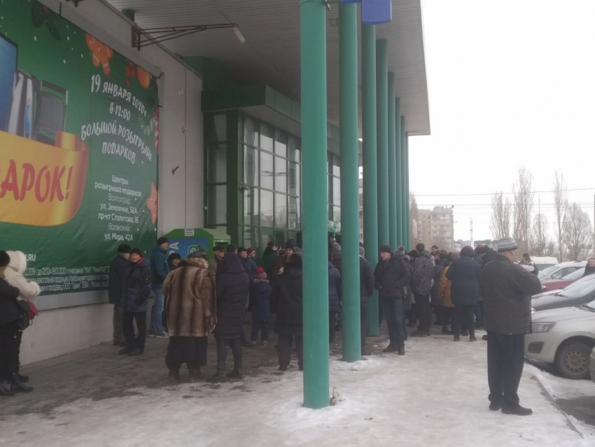 Толпу волгоградцев собрала на улице акция от местной торговой сети