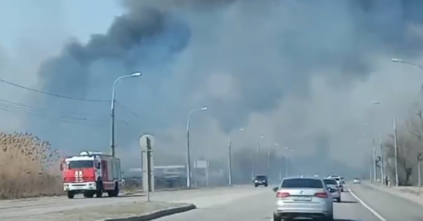 Дымом от крупного пожара заволокло дорогу в Волгограде — видео