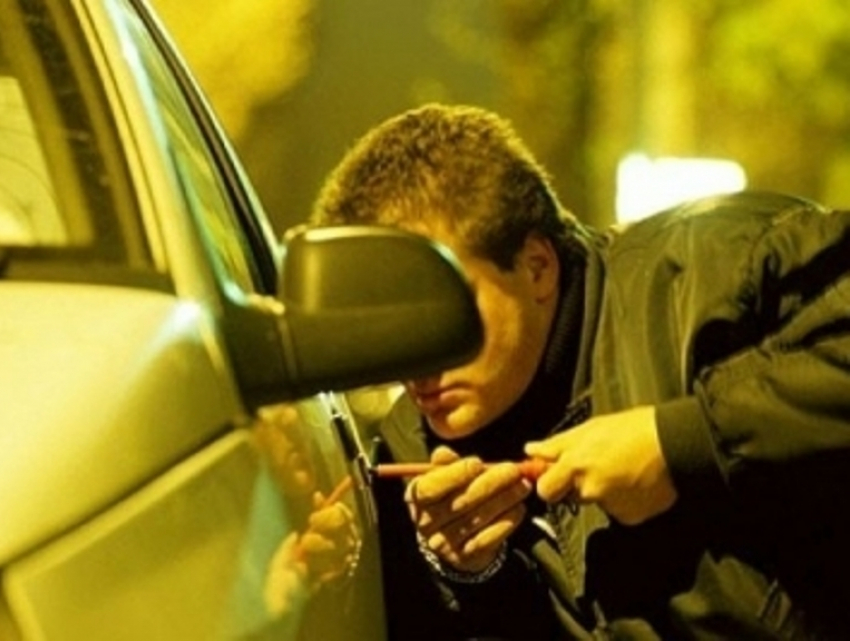 Из машины волгоградского коммерсанта похитили 158 тысяч