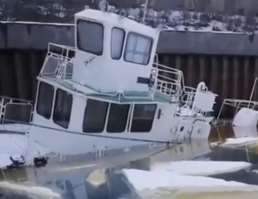 В Волгограде затонули два катера: видео с места загрязнения Волги нефтепродуктами