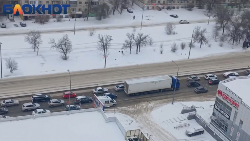 «Минуту едем, три стоим»: 9-балльные пробки парализовали Волгоград