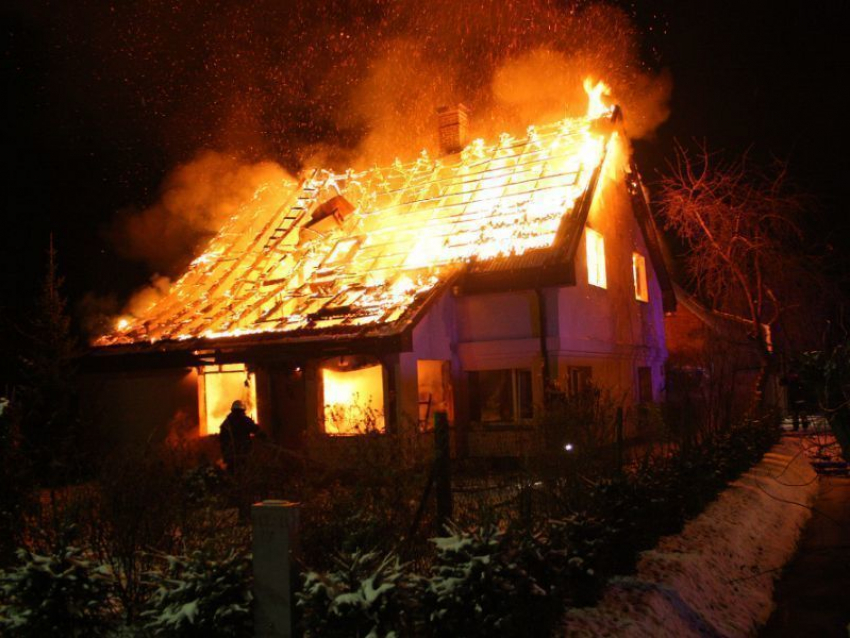 В Волгограде при пожаре в частном доме погибла 76-летняя женщина