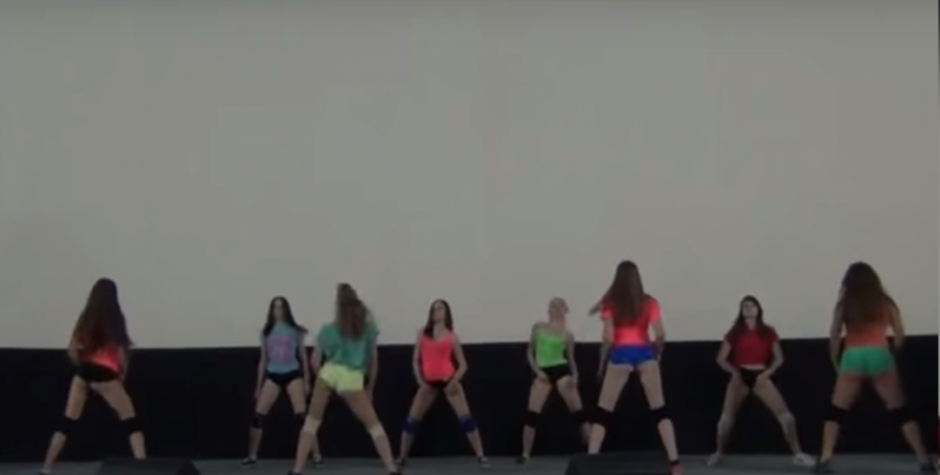 В Волжском школьницы исполнили скандальный тверкинг-танец