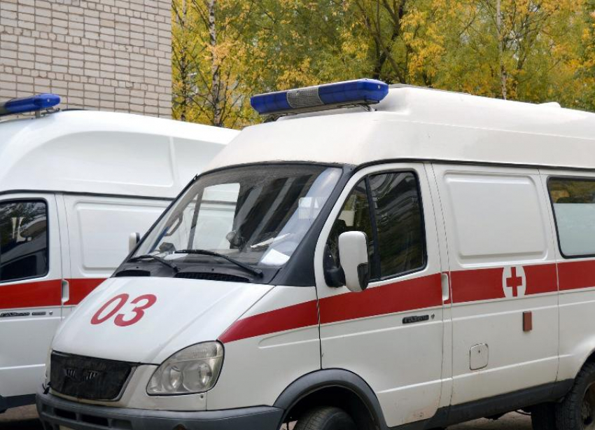 Машина скорой помощи перевернулась на юге Волгограда