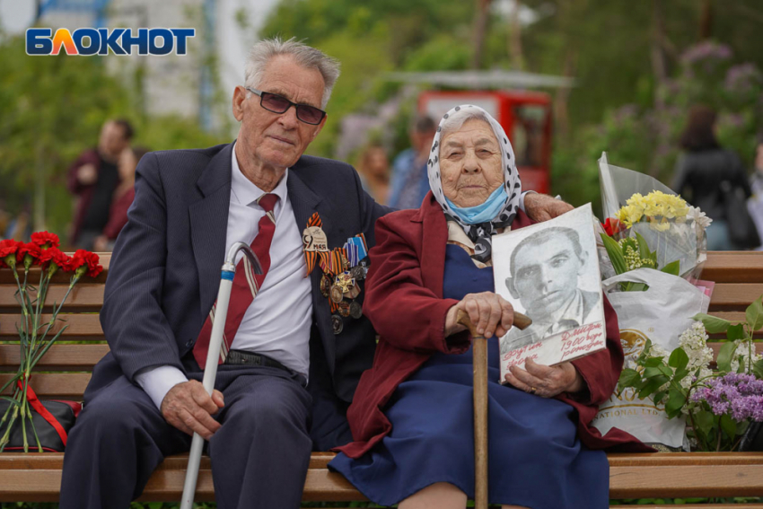 Участникам «Бессмертного полка» в Волгограде разрешили не надевать маски, чтобы пройти с портретами родных