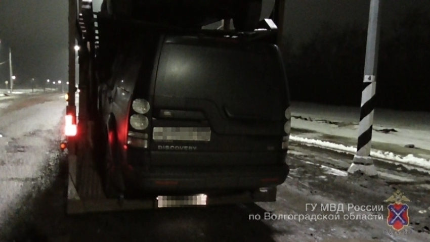 Под Волгоградом автовоз перевозил угнанный Land Rover 