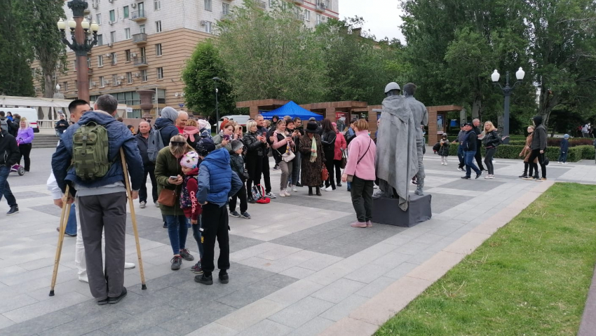 В Волгограде не спадает аншлаг у живых скульптур
