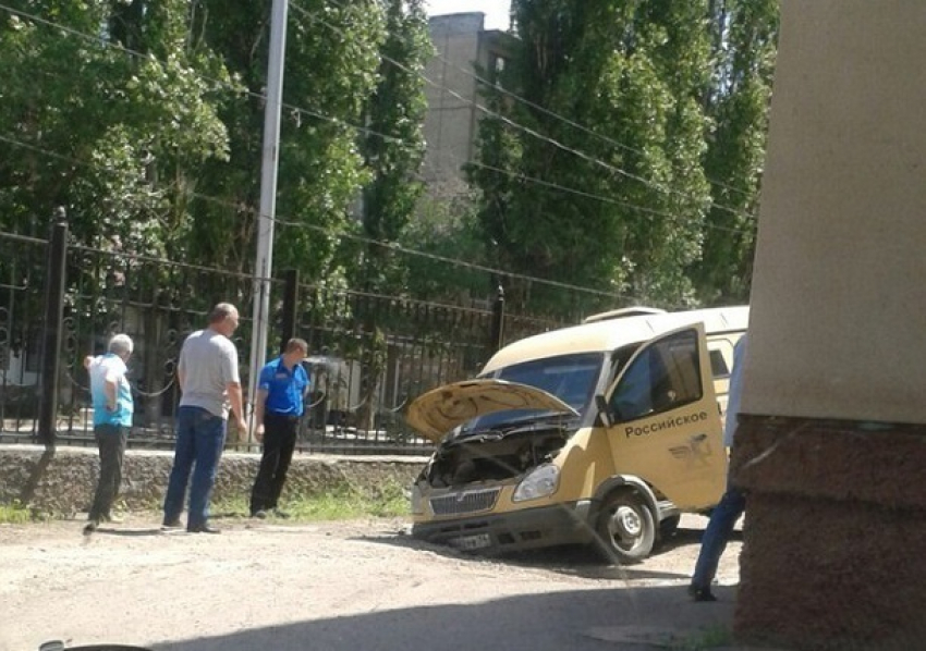 Инкассаторский автомобиль провалился в яму на юге Волгограда 