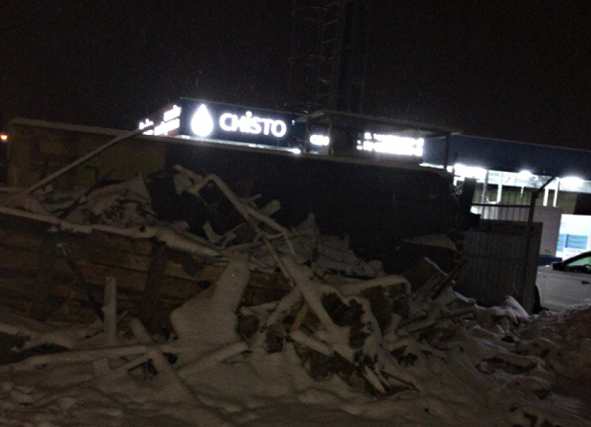 В Волгограде перед павильоном с названием CHISTO уже неделю лежит строительный мусор
