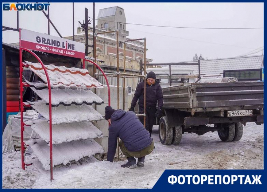 Остатки товара спасают после пожара на рынке Тулака в Волгограде