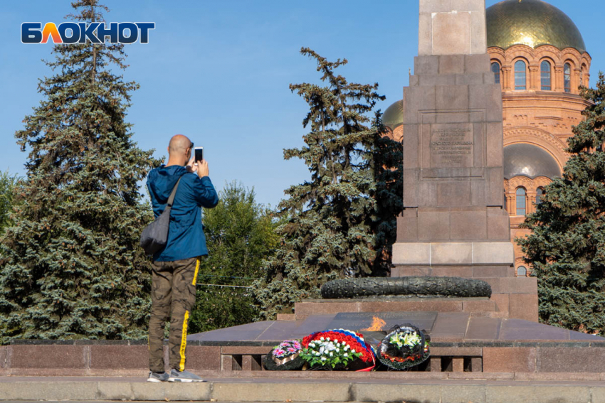 Огромный бронзовый венок сняли с братской могилы в центре Волгограда