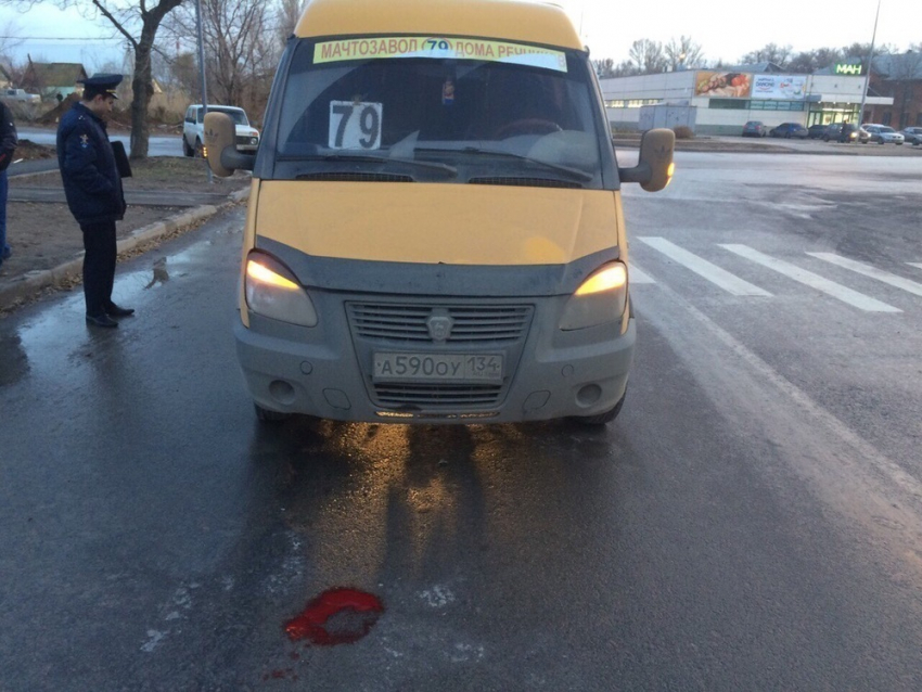 Под колеса маршрутки в Волгограде попали бабушка с 5-летним внуком