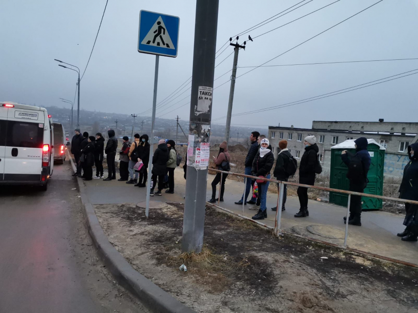 Транспортный ад в ЖК «Комарово» в Волгограде сняли на видео: люди вываливаются из маршруток №50