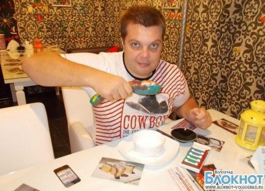 Депутат Сергей Попов ест борщи пластилиновыми ложками в кафе «Pakholkoff» в Волгограде