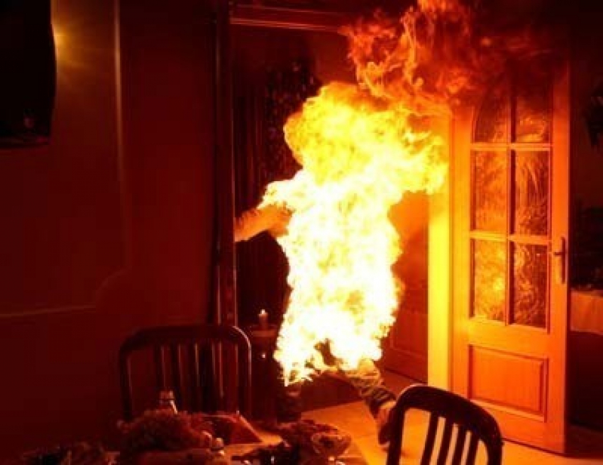 На юге Волгограда 18-летний парень поджег свою квартиру и порезал себе вены