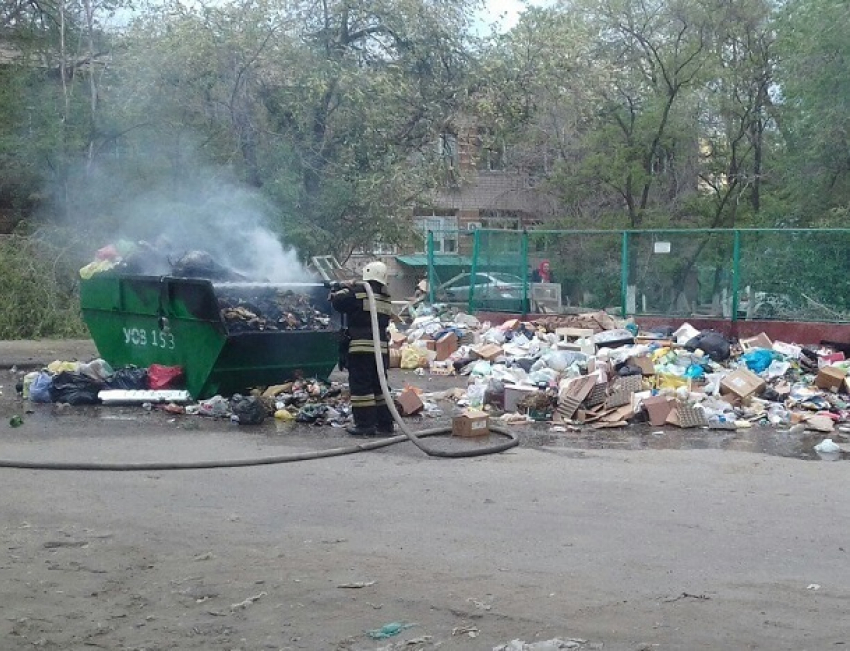 Бомжи устроили пожар около детской поликлиники в Волгограде