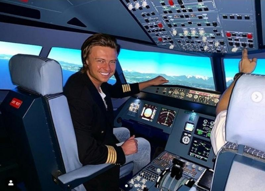 Прохор Шаляпин научился управлять самолетом Airbus A320
