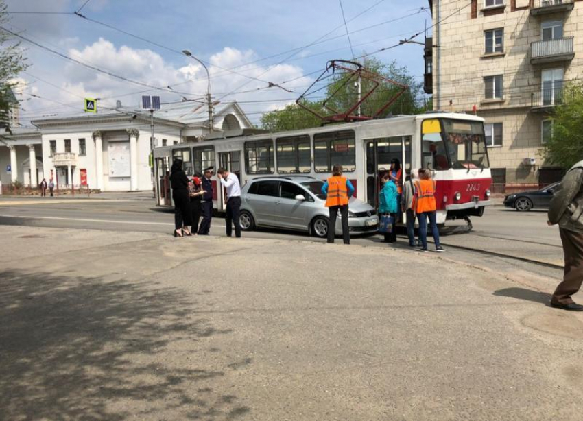 Машина свадебного кортежа врезалась в трамвай в Волгограде