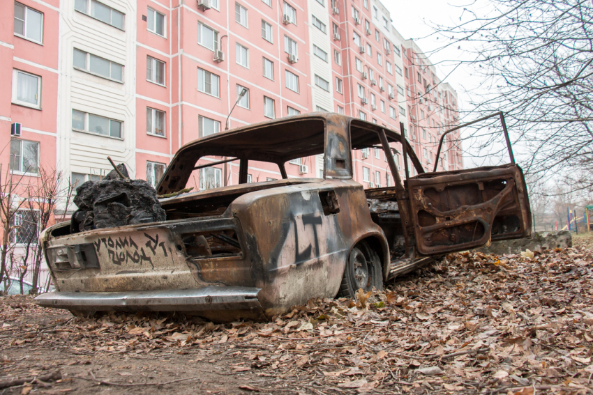 "Ласточка» вросла в землю: инструкция по избавлению двора от брошенного авто в Волгограде