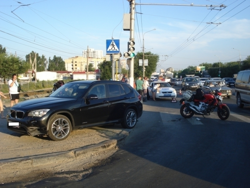 В Волгограде автоледи на BMW-Х1 сбила 47-летнего мотоциклиста 