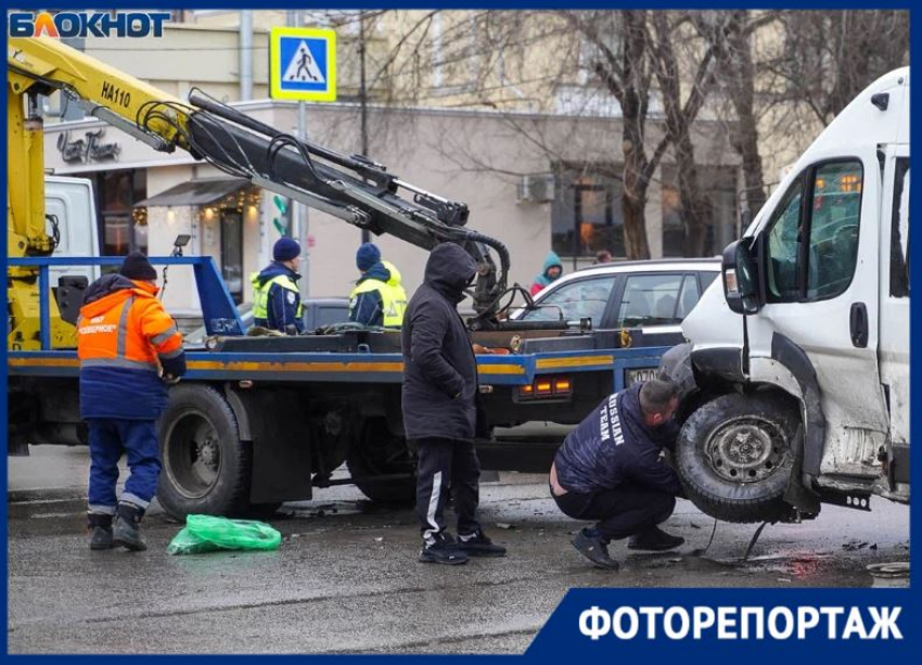 Машины в хлам, повсюду осколки: что творится на месте аварии с 8 пострадавшими в центре Волгограда 