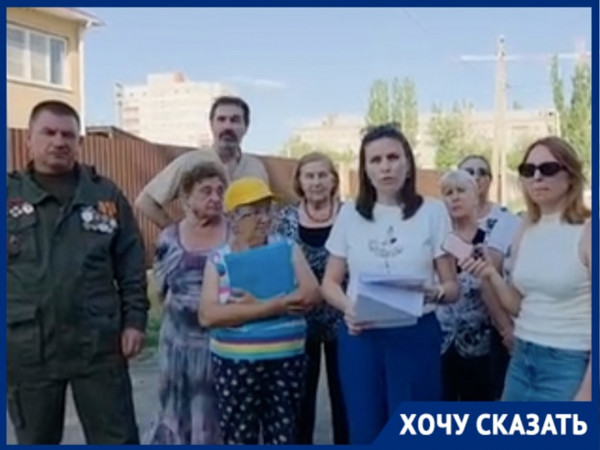 "Мы сами носим больных до скорой": народный сход на убитой дороге прошел в Волгограде
