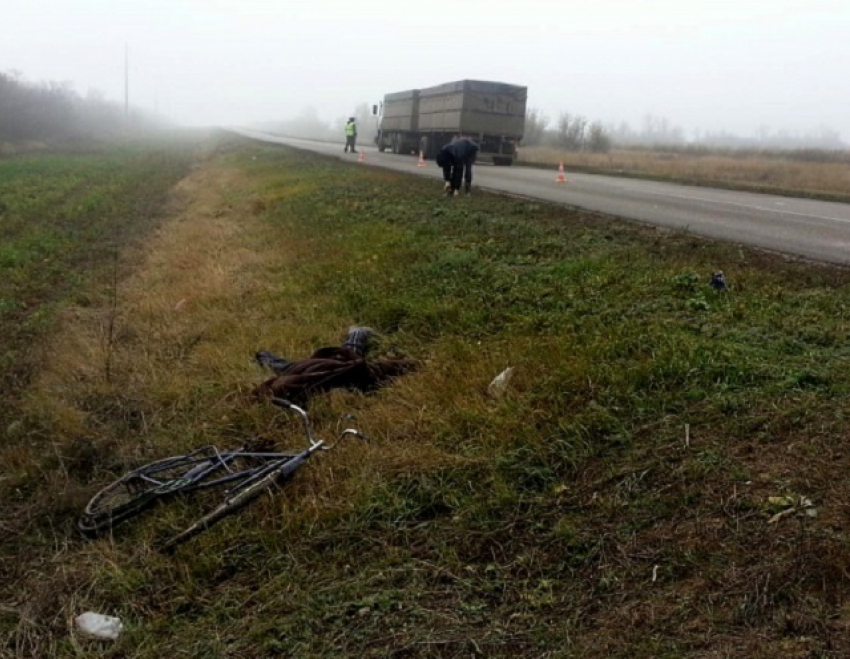 Волгоградцев просят помочь в поиске водителя КамАЗа, насмерть сбившего велосипедиста