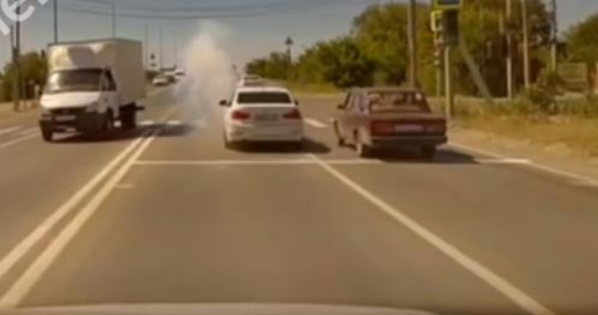 Взрывпакет выбросили на дорогу из BMW на севере Волгограда 