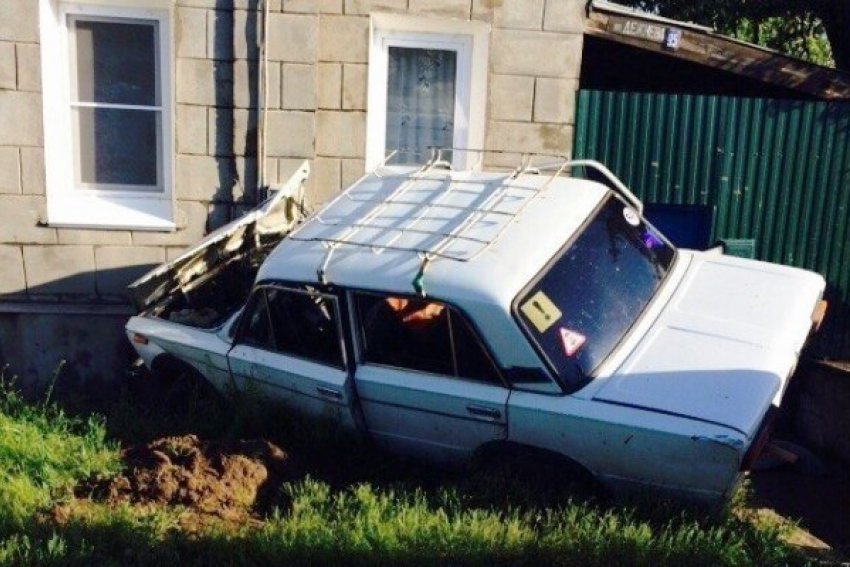 На севере Волгограда 17-летний парень на «шестерке» протаранил дом