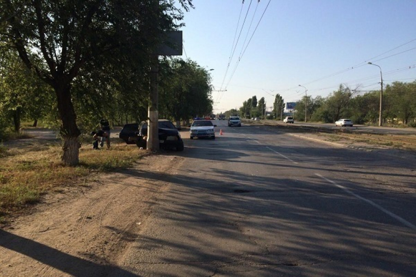 На юге Волгограда водитель «девятки» врезался в столб: пострадали трое