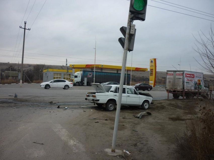 В Волгограде в ДТП грузовика и ВАЗ-2106 пострадал 30-летний мужчина