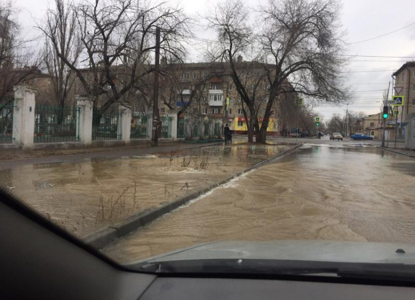 Канализационные стоки затопили улицы возле школы №1 в Волгограде