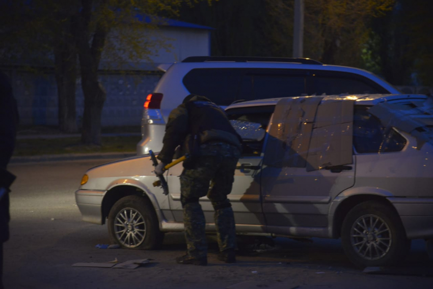 Фотоотчет с места взрыва гранаты в автомобиле 69-летнего полковника МВД в отставке в Волгограде