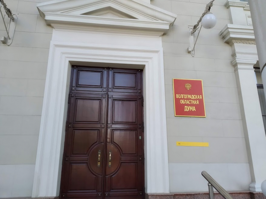 Зациклившихся не переводе стрелок волгоградских депутатов обвинили в игнорировании важных вопросов