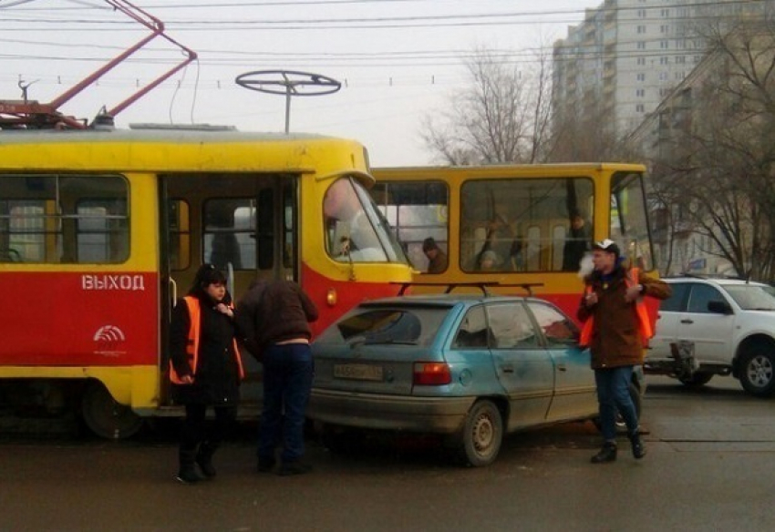 Opel протаранил трамвай в Дзержинском районе Волгограда