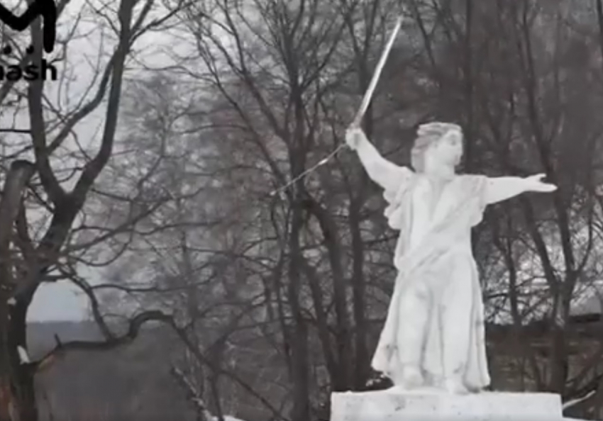 Художник из Кузбасса создал снежную копию скульптуры «Родина-мать»