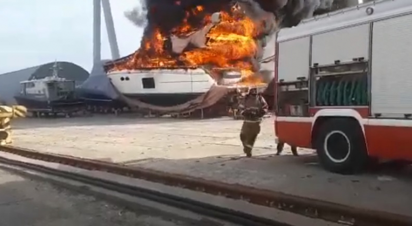 На видео попала горевшая в Волгограде британская яхта богатого бизнесмена