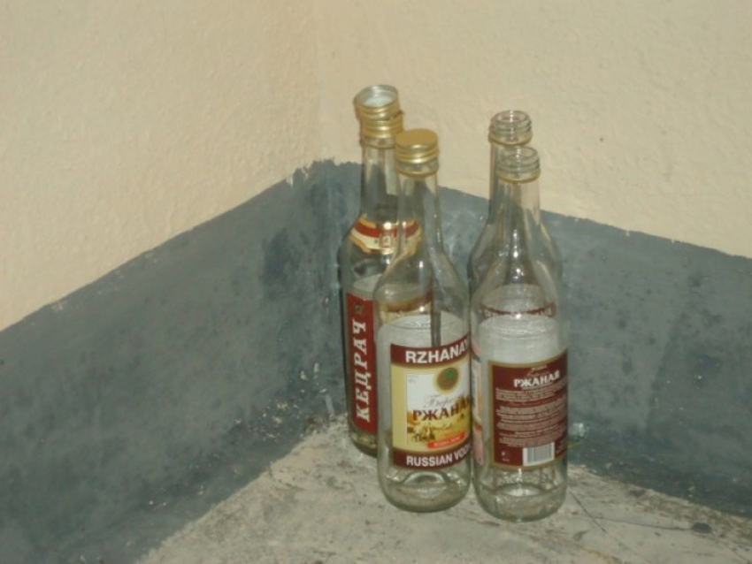 В Волжском женщина умерла, выпив за раз 3 бутылки водки 