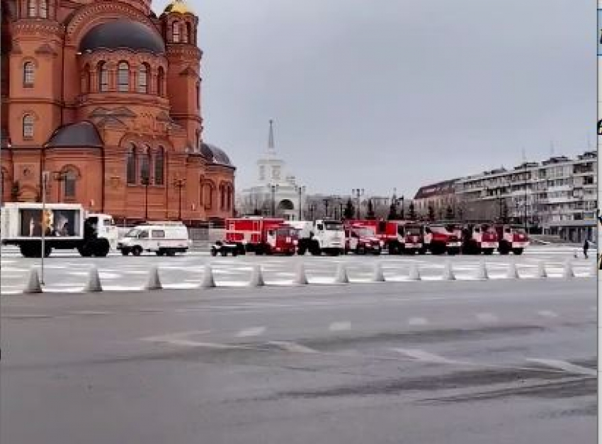 Скопление спецтехники экстренных служб заметили у собора в центре Волгограда